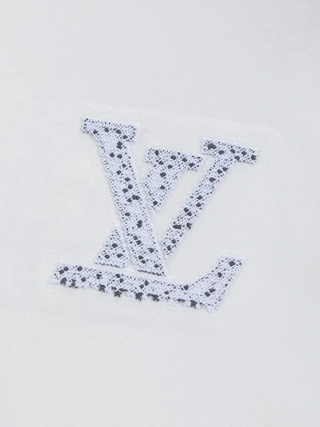 🅿️220 Louis Vuitton 1V LV lv slightly wide version S-XL LV 26ss new products are available at counters simultaneously. Multiple craftsmanship. Spotted letter logo on the chest🪡 embroidery. Large spotted letter logo on the back panel🪡 embroidery. Round neck short-sleeved T-shirt, same style for men and women! Consigned to one-to-one creation. Synchronized with the official website, pure cotton fabrics at the counter! It is close to the skin and comfortable, durable and easy to wear. It has a classic and simple logo design and meticulous original craftsmanship. Short-sleeves, a must-have item for men, do not appear to be the same for the general public, but must be unique and eye-catching. This LV short-sleeve is all about quality, comfort, the same shape and fashion as always, including fabrics and cutting techniques. All of them have been made with great effort! 320 grams of washed pure cotton fabric, pure cotton is breathable, very refreshing and comfortable for daily wear. The rib knitting on the neckline is smooth and tight, and the neckline will not be skewed if you toss it at will. The loose version, you will find that it looks really good on the upper body. The overall is minimalist and neat, super versatile for daily use! Pair it casually with a pair of pants for a youthful look. A T-shirt will make your outfit crazy. It is a fashionable item that can never go wrong! Color: Black White Size: S-XL Size chart: S: Shoulder width 50-Bust 56-Length 70 M: Shoulder width 52-Bust 57-Length 72 L: Shoulder width 54-Bust 59-Length 74 XL: Shoulder width 56-Bust 62-Length 76